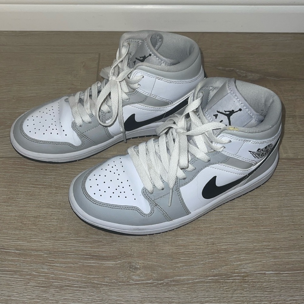 Nike Air Jordan 1 Retro Mid Sneakers - Picture 5 of 9